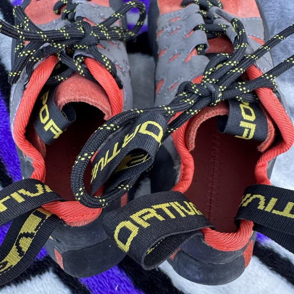 Size 7 - La Sportiva Tarantulace Men's Black Red Leather Athletic Shoes - Picture 2 of 7